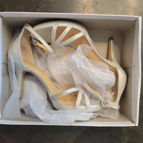 WOMENS BADGLEY MISCHKA AMERICAN GLAMOUR SILVER GLITTER HEELS - NEW WITH BOX!!! - Picture 6 of 15